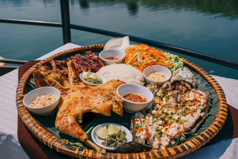 Thưởng thức đặc sản tại suối cá thần